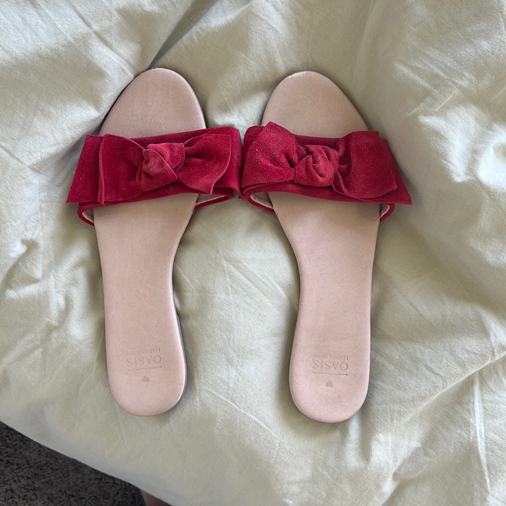 Flat sandals with a red suede bow